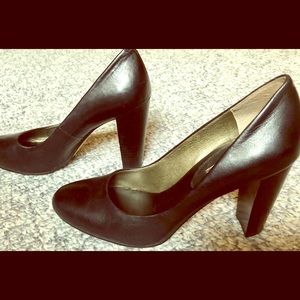 Banana Republic 3.5” soft black leather pumps